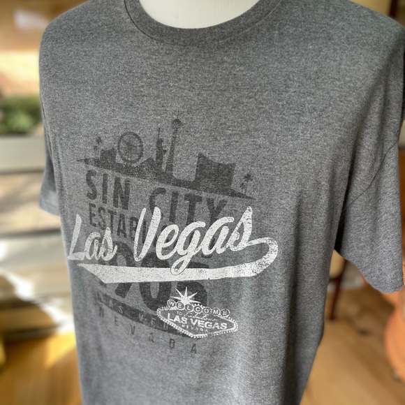 Mens XL Las Vegas Short Sleeve Shirt, Great Condition and soft, Vegas Lucky - Picture 7 of 8